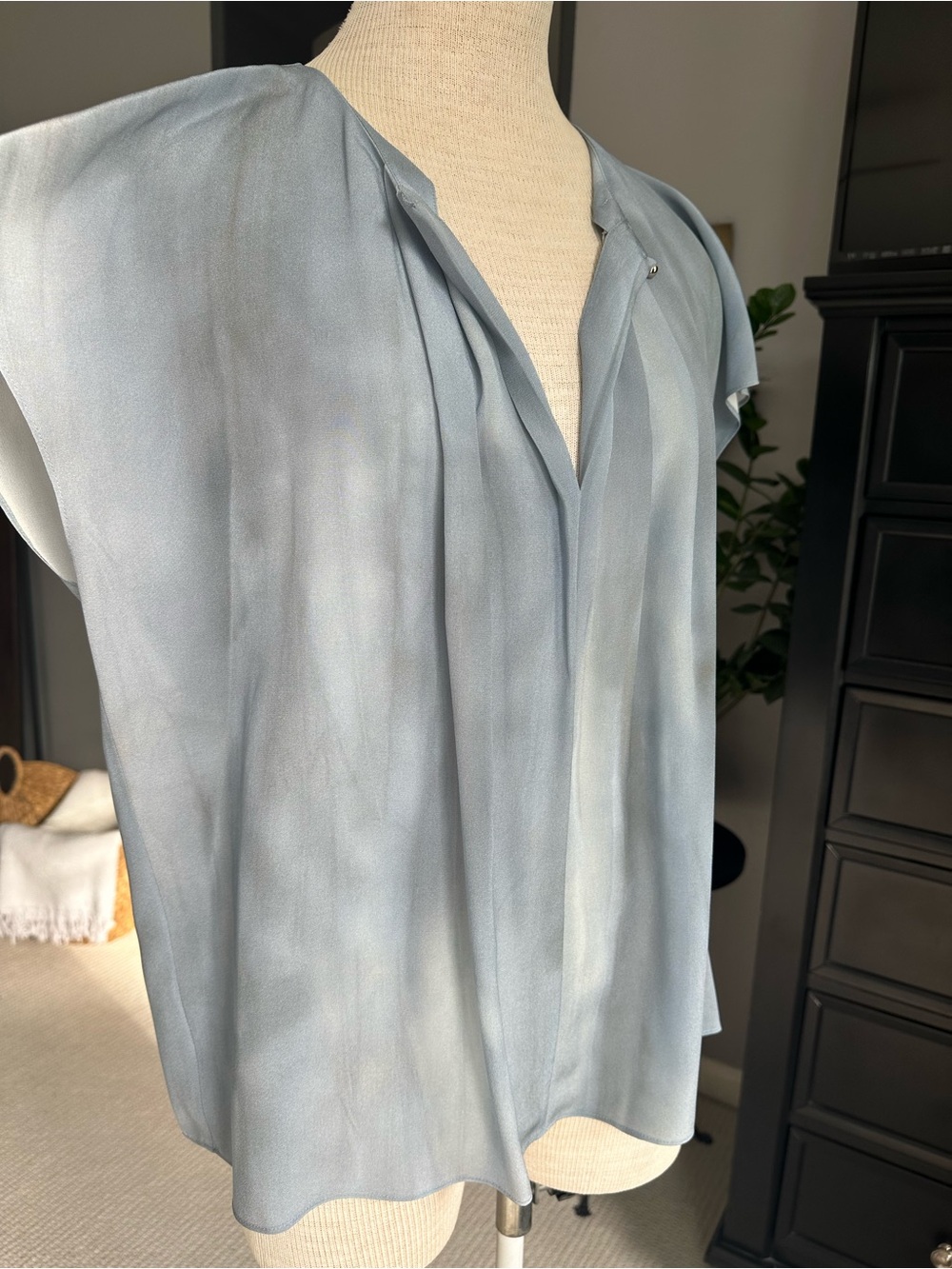 Vince sky blue pleated 100% silk blouse NWT, size large - Picture 4 of 14
